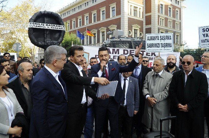 Alman Konsolosluğuna Siyah Çelenk