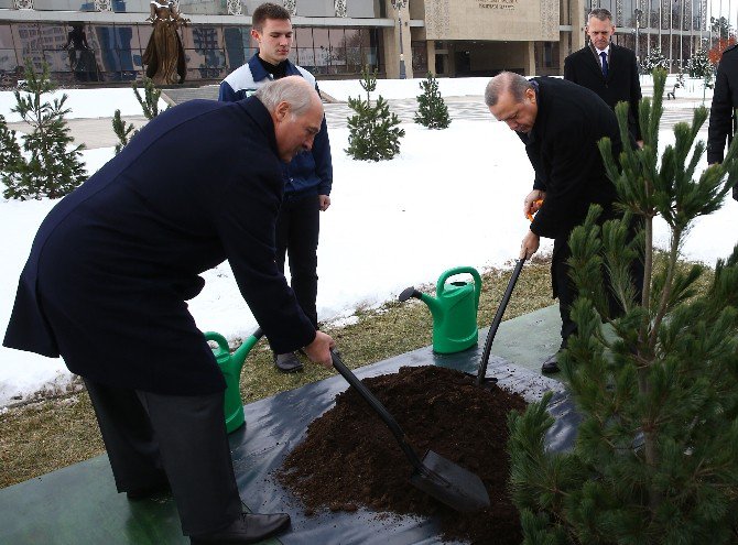 Cumhurbaşkanı Erdoğan, Belarus’ta Zafer Anıtına Çelenk Bıraktı