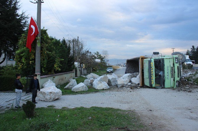 Taş Yüklü Kamyon Devrildi