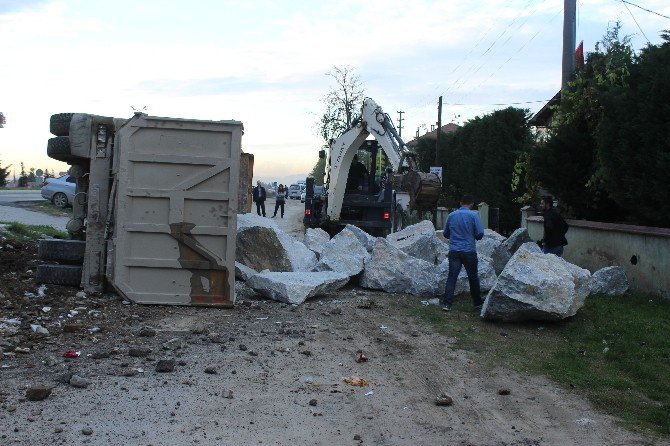 Taş Yüklü Kamyon Devrildi