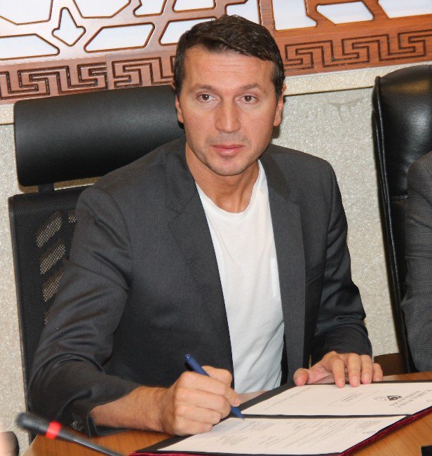 Elazığspor, Bayram Bektaş’la 1,5 Yıllık Sözleşme İmzaladı