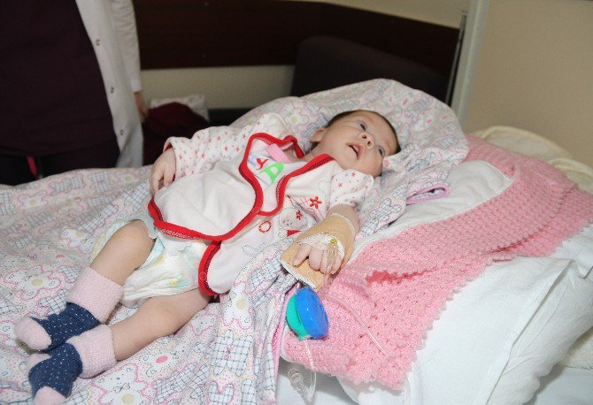 1 Aylık Bebeğin Kalbindeki Deliği Ameliyatsız Yöntemle Kapattılar