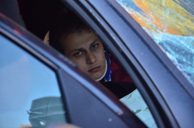 Otomobil İş Makinesi Yüklü Tır’ın Altına Girdi: 1 Yaralı