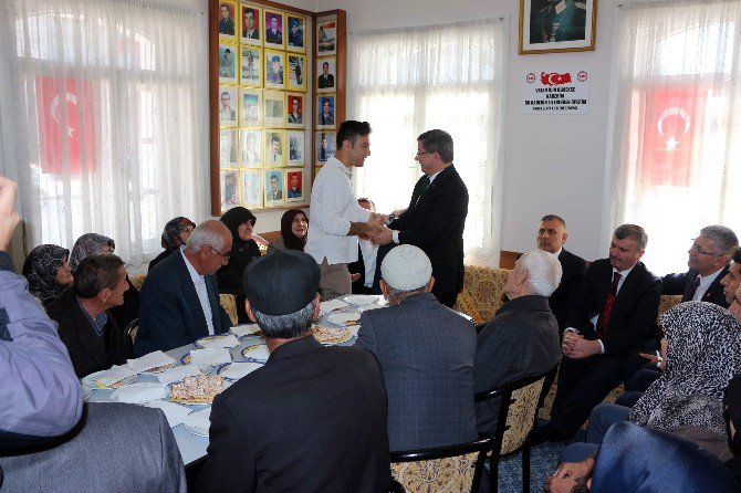 Davutoğlu’ndan Şehit Ve Gazi Ailelerine Ziyaret