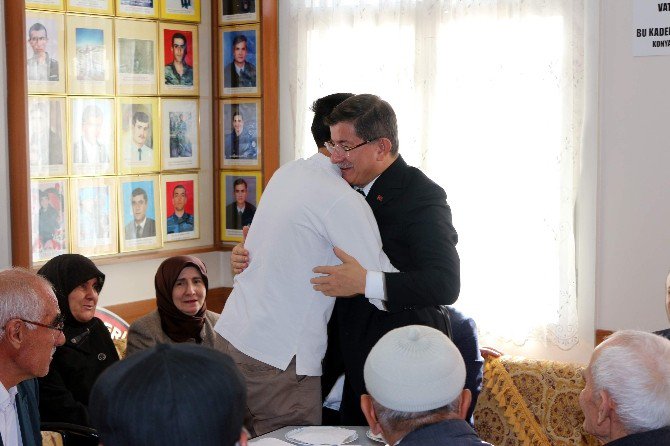 Davutoğlu’ndan Şehit Ve Gazi Ailelerine Ziyaret