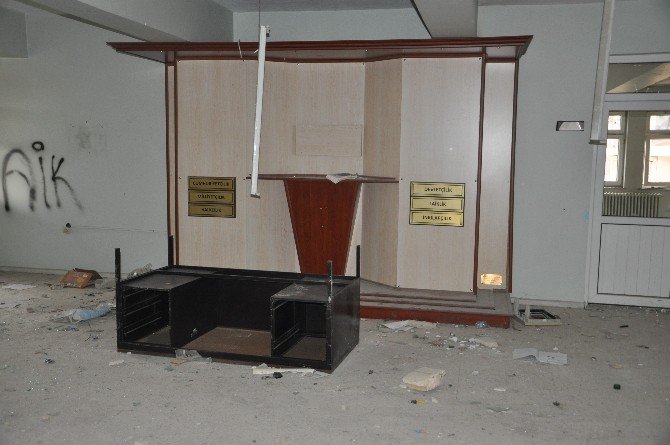 Eski Kütüphane Binası Alkolik Ve Madde Bağımlılarının Mekanı Oldu