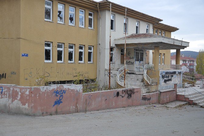 Eski Kütüphane Binası Alkolik Ve Madde Bağımlılarının Mekanı Oldu