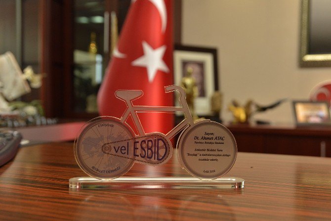 Bisiklet Derneği’nden Başkan Ataç’a Teşekkür Plaketi