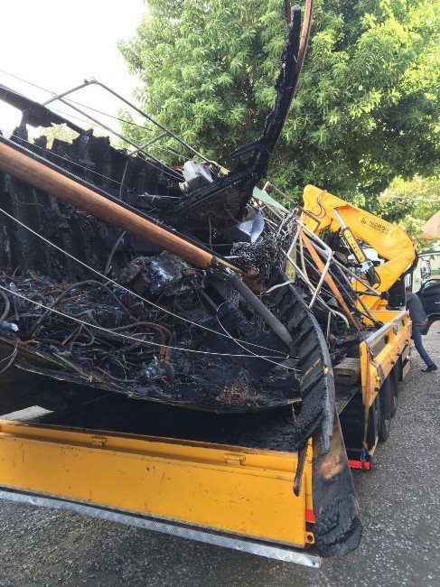 Yıldırım Düşen Tekne Alev Alev Yandı