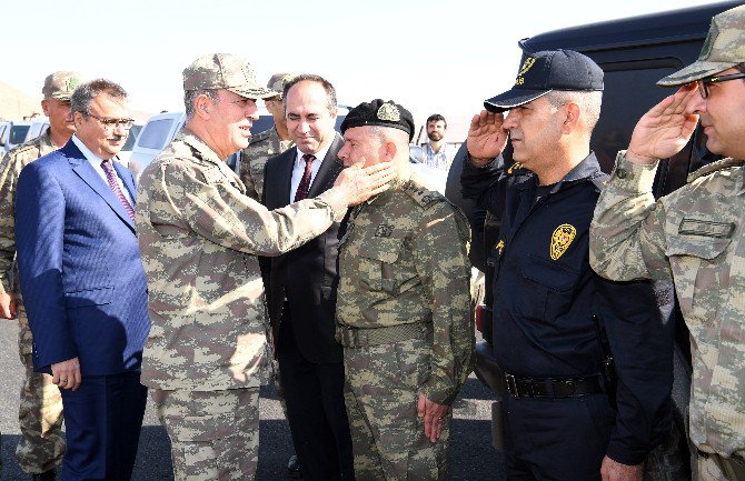 Genelkurmay Başkanı Akar, Şırnak Ve Cizre’deki Birliklerde İncelemelerde Bulundu