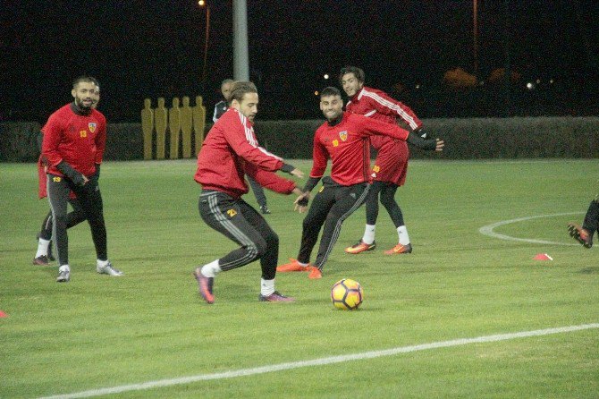 Kayserispor İlkyarı Atıyor, İkinci Yarı Yiyor