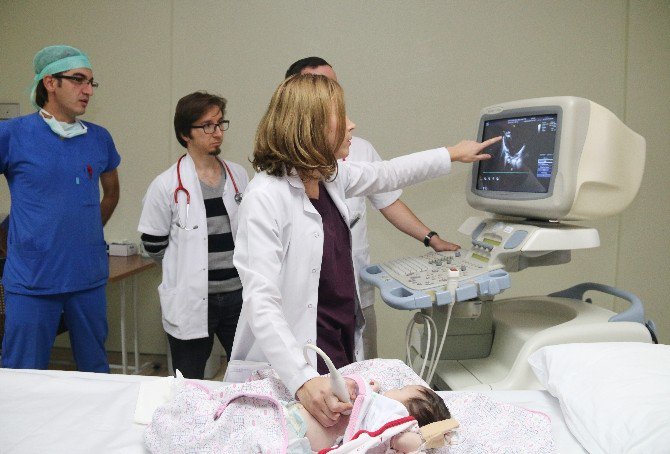 1 Aylık Bebeğin Kalbindeki Deliği Ameliyatsız Yöntemle Kapattılar