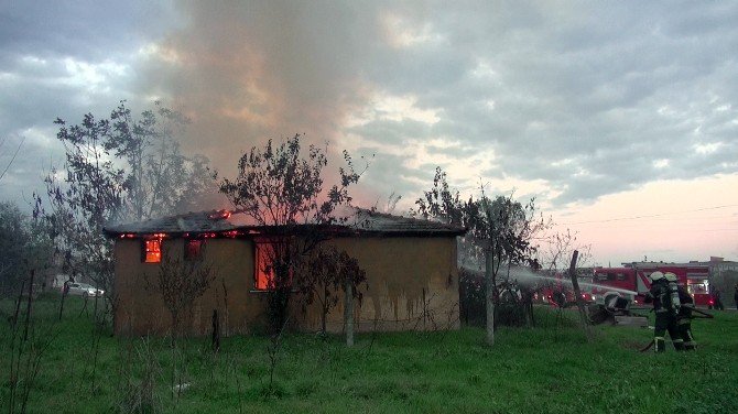 Körfez’de Tek Katlı Ev Alev Alev Yandı