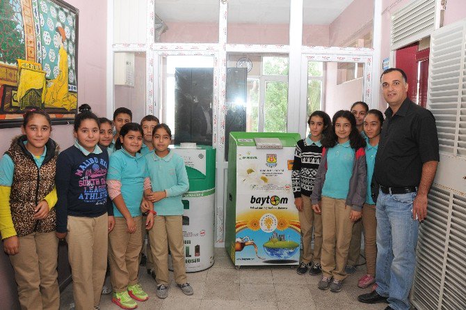 Tarsus’ta Okullara Atık Yağ Ve Atık Pil Toplama Makineleri Dağıtıldı