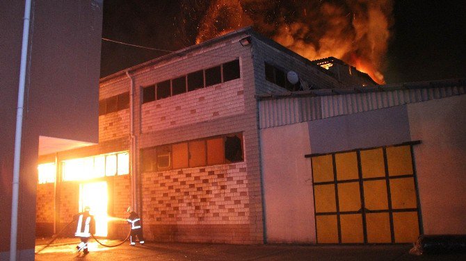 Lastik Ayakkabı Fabrikası Alev Alev Yanıyor