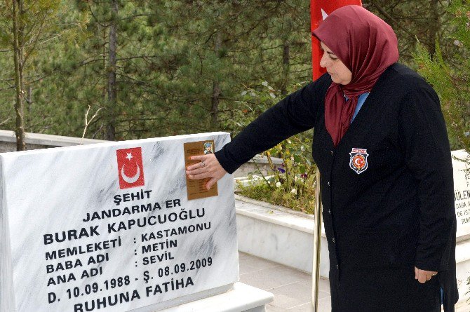 Hdp’liler Tutuklandı, Şehit Oğlunun Mezarına Koştu