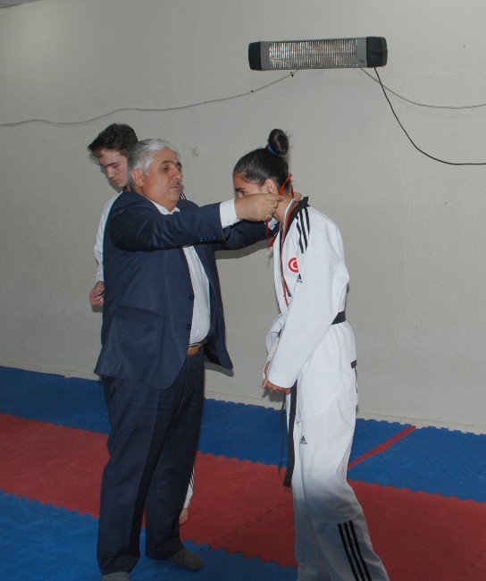 Sorgun Belediye Başkanı Şimşek, Dereceye Giren Tekvandocuları Ödüllendirdi
