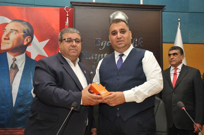 Başkan Can Muhtarlara Telefon Dağıttı