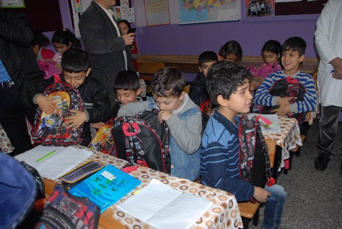 Türk Kızılayı’ndan Dezavantajlı Bin Öğrenciye Kırtasiye Yardımı