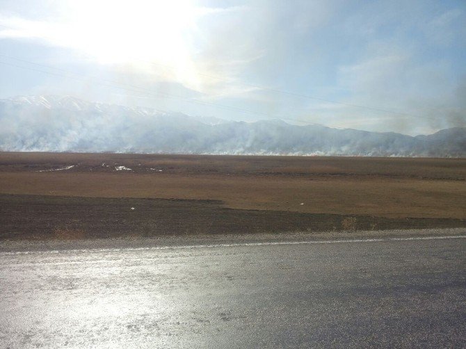 Yüksekova’da Anız Yangını