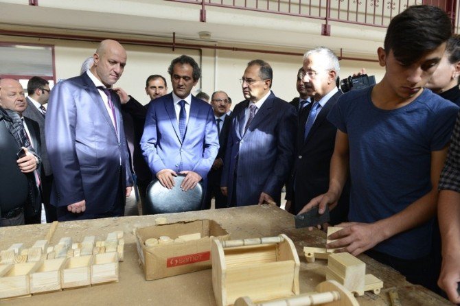 Vali Kaban, Beü Ahşap Kültürünü Uygulama Ve Araştırma Merkezi’ni Gezdi