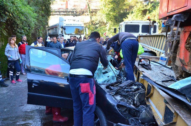 Otomobil İş Makinesi Yüklü Tır’ın Altına Girdi: 1 Yaralı