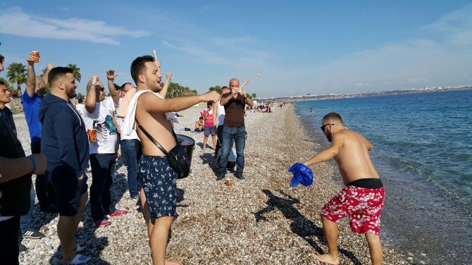 Kosova Taraftarları Maç Öncesi Denize Girdi