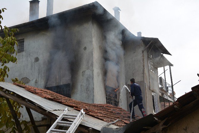 Suriyeli Ailenin Yaşadığı Ev Kül Oldu