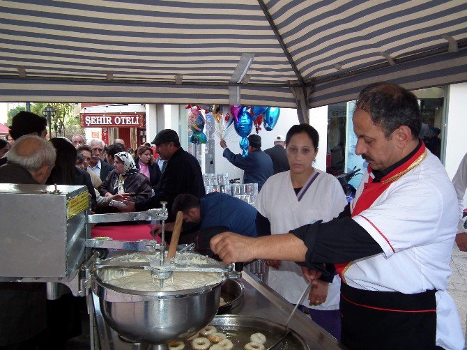 Aydınlı Bakkallar Vatandaşa Lokma Dağıttı