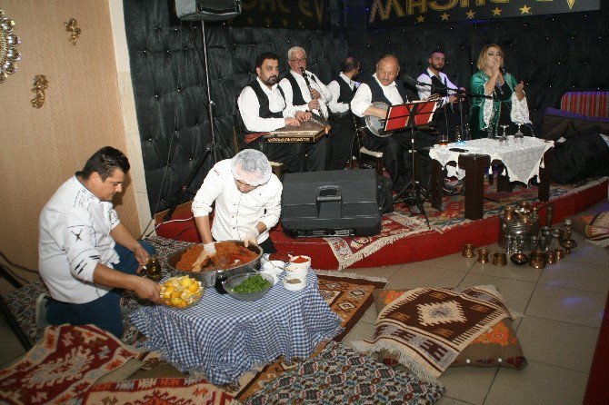 Devrek’te Düzenlenen Sıra Gecesinde Vatandaşlar Doyasıya Eğlenmenin Keyfini Çıkardılar