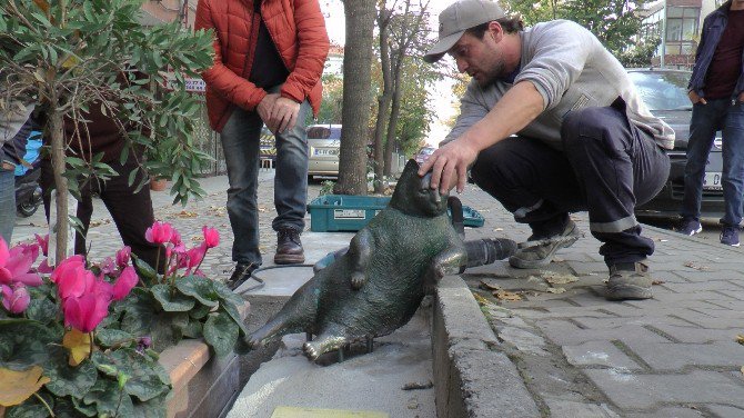 ‘Tombili’nin Heykeli Yeniden Yerine Dikildi