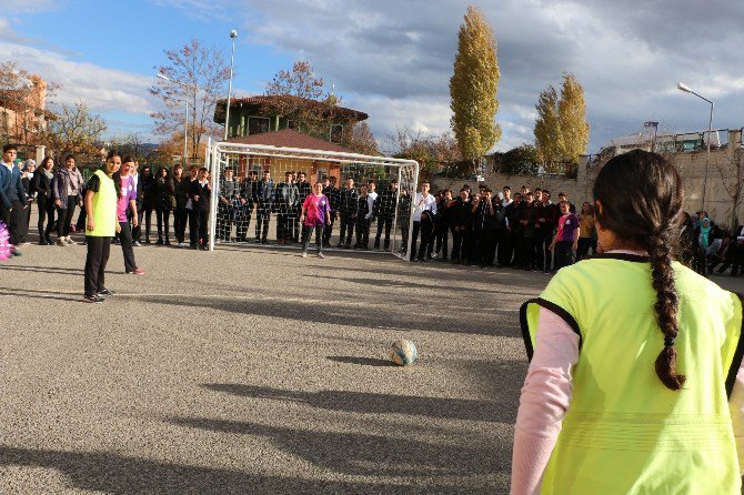 Öğretmenler Ve Öğrenciler Arasında Kadın Futbolu