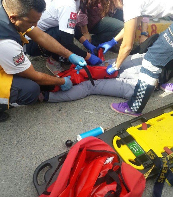 Otomobilin Çarptığı Motosikletli Ölümden Döndü