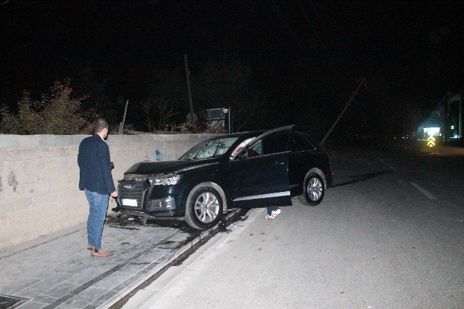 Kontrolden Çıkan Lüks Cip Elektrik Direğine Çarptı: 1 Yaralı