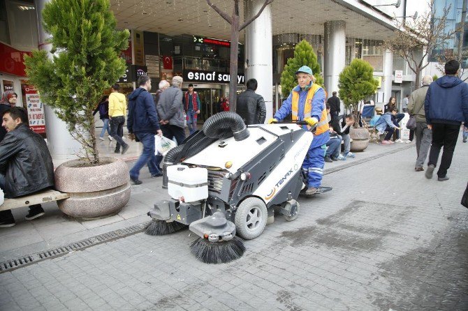 Çevre Dostu Elektrikli Mini Süpürgeler Görev Başında