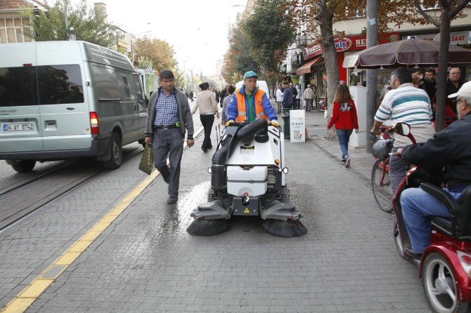 Çevre Dostu Elektrikli Mini Süpürgeler Görev Başında