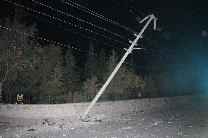 Kontrolden Çıkan Lüks Cip Elektrik Direğine Çarptı: 1 Yaralı