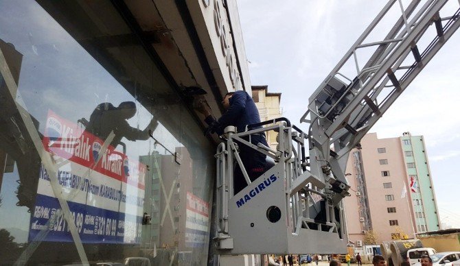 Reklam Panosuna Sıkışan Kedi 2 Gündür Kurtarılmayı Bekliyor