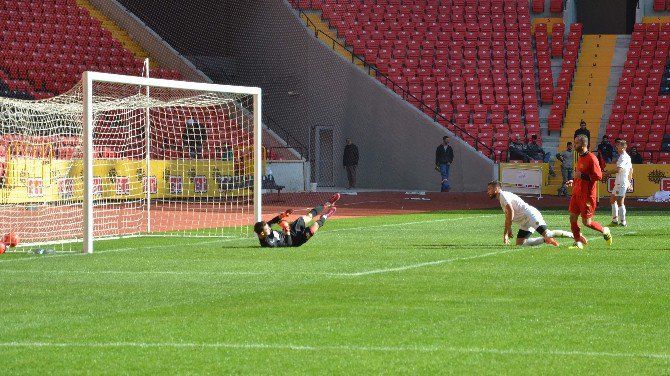 Eskişehirspor Yeni Evinde İlk Maçını Yaptı