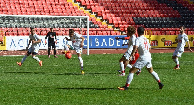 Eskişehirspor Yeni Evinde İlk Maçını Yaptı