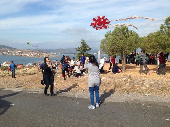 Ayvalıkta Çocuklar Uçurtma Şenliğinde Coştu