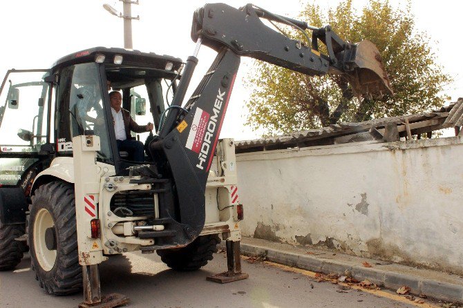 Yalova Belediye Başkanı Salman, Babasının Ahırını Elleriyle Yıktı