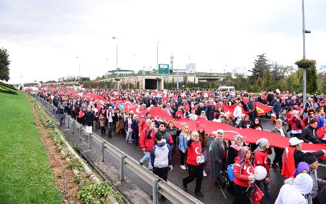 15 Temmuz Gazileri Ve Şehit Aileleri, Maratonda 93 Metrelik Bayrakla Yürüdü