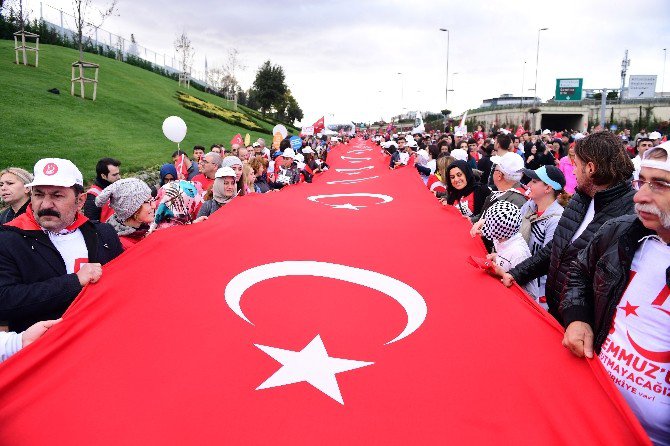 15 Temmuz Gazileri Ve Şehit Aileleri, Maratonda 93 Metrelik Bayrakla Yürüdü