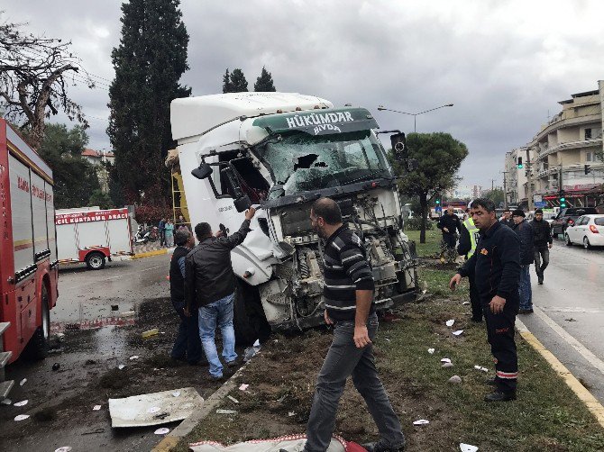 Tır, Otobüse Çarptı: 2’si Ağır 21 Yaralı