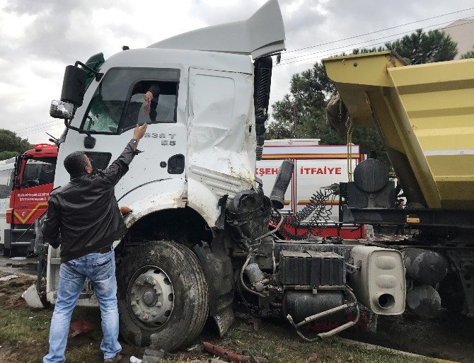 Tır, Otobüse Çarptı: 2’si Ağır 21 Yaralı