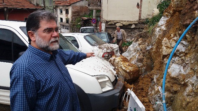 Bursa’da İstinat Duvarı Çöktü, 2 Araç Zarar Gördü