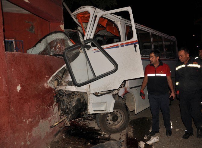 Servis Minibüsü Eve Çarptı: 3 Ölü, 8 Yaralı