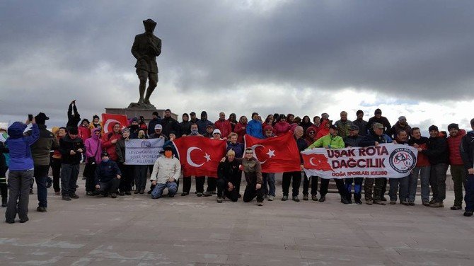 103 Sporcu Atatürk Anısına Kocatepe’den Tınaztepe’ye Yürüdü