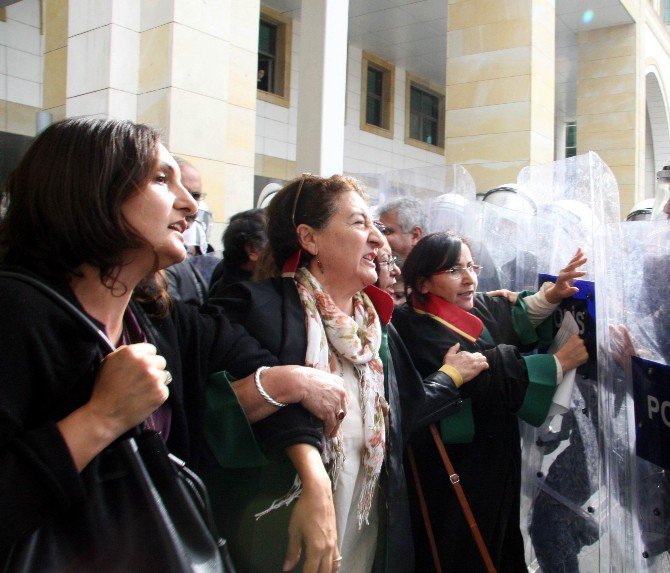 Kapatılan Çağdaş Hukukçular Derneği Üyelerinin İzinsiz Eylemine Polis Müdahalesi